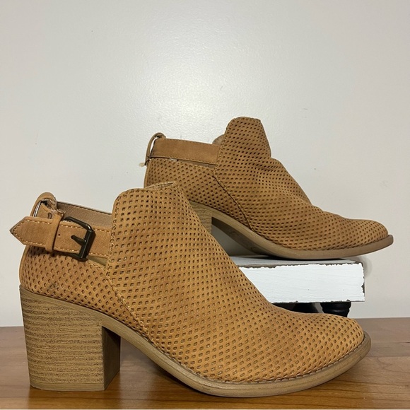 Women’s Qupid Tan Closed Toe Ankle Boots With Cutout Design And Buckle Size 8 - Picture 1 of 12